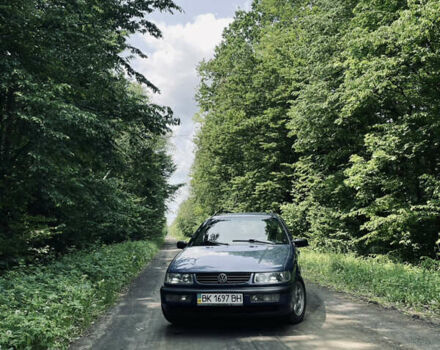 Синий Фольксваген Пассат, объемом двигателя 1.78 л и пробегом 328 тыс. км за 1800 $, фото 2 на Automoto.ua