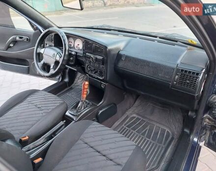 Синій Фольксваген Пассат, об'ємом двигуна 1.78 л та пробігом 268 тис. км за 1900 $, фото 12 на Automoto.ua