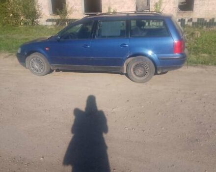 Синий Фольксваген Пассат, объемом двигателя 1.6 л и пробегом 300 тыс. км за 2000 $, фото 1 на Automoto.ua