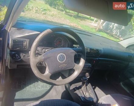 Синий Фольксваген Пассат, объемом двигателя 1.6 л и пробегом 522 тыс. км за 2300 $, фото 4 на Automoto.ua