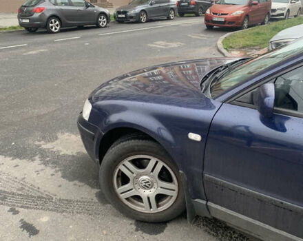 Синий Фольксваген Пассат, объемом двигателя 1.8 л и пробегом 300 тыс. км за 4200 $, фото 2 на Automoto.ua