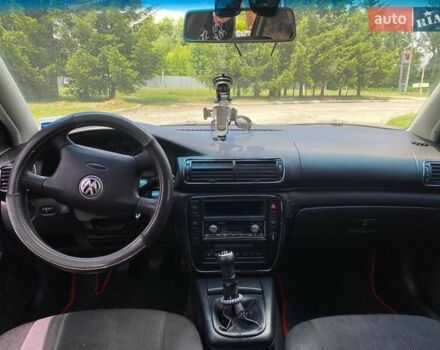 Синий Фольксваген Пассат, объемом двигателя 1.6 л и пробегом 250 тыс. км за 4150 $, фото 5 на Automoto.ua