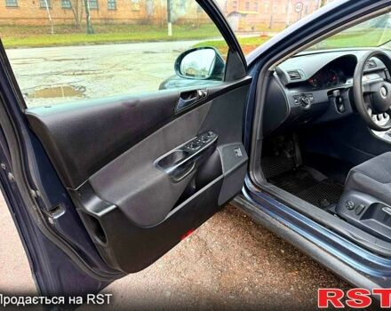 Синий Фольксваген Пассат, объемом двигателя 2 л и пробегом 290 тыс. км за 6400 $, фото 5 на Automoto.ua