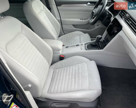 Синий Фольксваген Пассат, объемом двигателя 2 л и пробегом 154 тыс. км за 28439 $, фото 41 на Automoto.ua