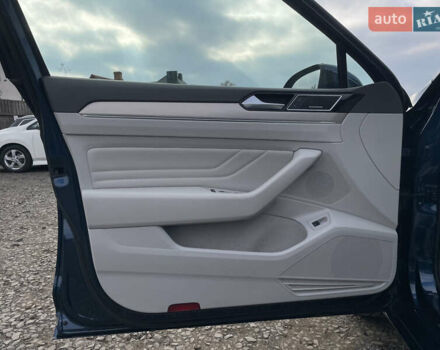 Синий Фольксваген Пассат, объемом двигателя 2 л и пробегом 154 тыс. км за 28439 $, фото 28 на Automoto.ua