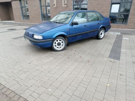 Фольксваген Пассат 1989 в Сокале на Automoto.ua Синий Фольксваген Пассат, объемом двигателя 1.8 л и пробегом 500 тыс. км за 1400 $, фото 1 на Automoto.ua