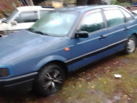 Фольксваген Пассат 1989 у Чернігові на Automoto.ua Синій Фольксваген Пассат, об'ємом двигуна 1.8 л та пробігом 300 тис. км за 927 $, фото 1 на Automoto.ua
