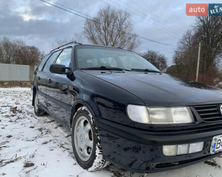 Синий Фольксваген Пассат, объемом двигателя 2 л и пробегом 370 тыс. км за 1900 $, фото 1 на Automoto.ua