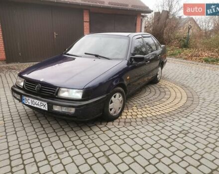 Синий Фольксваген Пассат, объемом двигателя 1.8 л и пробегом 348 тыс. км за 1350 $, фото 1 на Automoto.ua