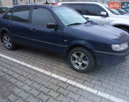 Синий Фольксваген Пассат, объемом двигателя 1.78 л и пробегом 322 тыс. км за 1500 $, фото 1 на Automoto.ua