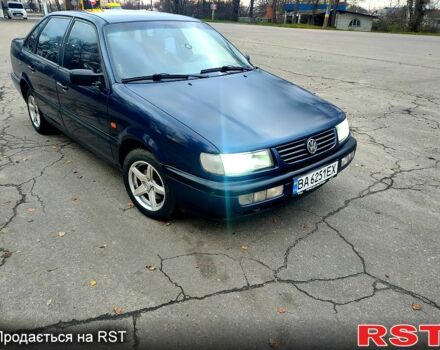 Синий Фольксваген Пассат, объемом двигателя 1.8 л и пробегом 334 тыс. км за 2500 $, фото 1 на Automoto.ua