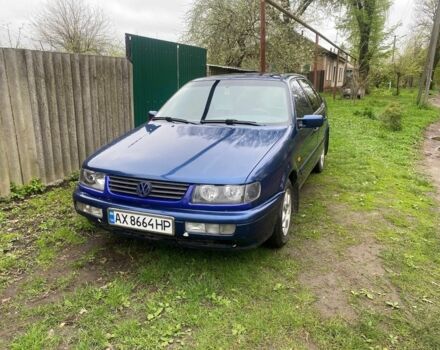 Синий Фольксваген Пассат, объемом двигателя 1.6 л и пробегом 400 тыс. км за 2000 $, фото 1 на Automoto.ua