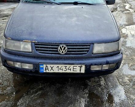 Синій Фольксваген Пассат, об'ємом двигуна 1.6 л та пробігом 350 тис. км за 1100 $, фото 1 на Automoto.ua