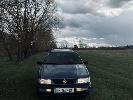 Синій Фольксваген Пассат, об'ємом двигуна 1.78 л та пробігом 328 тис. км за 1800 $, фото 1 на Automoto.ua