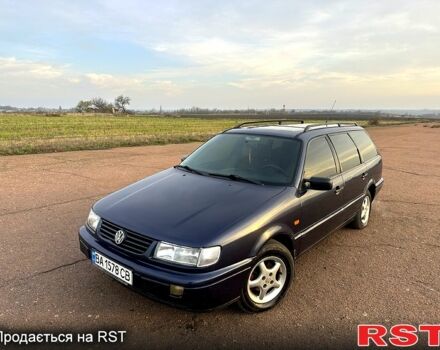 Синий Фольксваген Пассат, объемом двигателя 1.8 л и пробегом 200 тыс. км за 2150 $, фото 1 на Automoto.ua