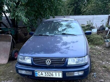 Фольксваген Пассат 1996 в Смеле на Automoto.ua Синий Фольксваген Пассат, объемом двигателя 2 л и пробегом 450 тыс. км за 2200 $, фото 1 на Automoto.ua