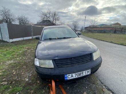 Синий Фольксваген Пассат, объемом двигателя 1.6 л и пробегом 304 тыс. км за 1300 $, фото 1 на Automoto.ua