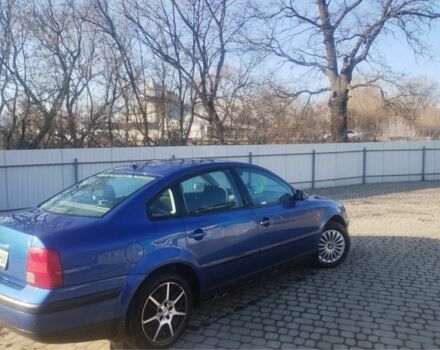 Синий Фольксваген Пассат, объемом двигателя 1.6 л и пробегом 300 тыс. км за 2500 $, фото 1 на Automoto.ua