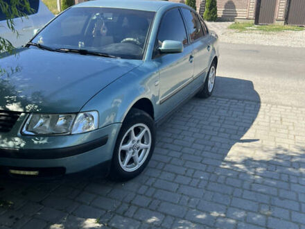 Синий Фольксваген Пассат, объемом двигателя 1.78 л и пробегом 300 тыс. км за 3800 $, фото 1 на Automoto.ua