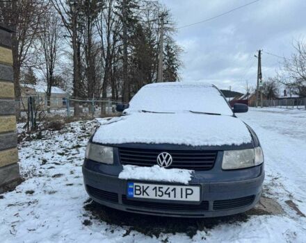 Синий Фольксваген Пассат, объемом двигателя 1.8 л и пробегом 340 тыс. км за 1800 $, фото 1 на Automoto.ua