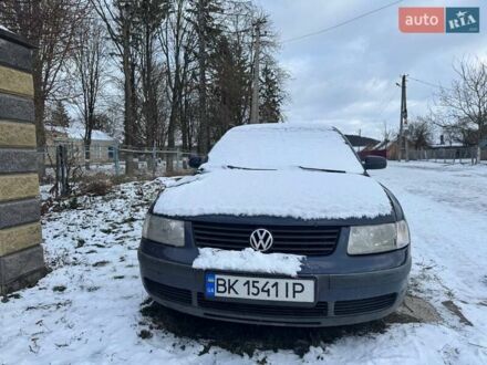 Синий Фольксваген Пассат, объемом двигателя 1.8 л и пробегом 340 тыс. км за 1800 $, фото 1 на Automoto.ua