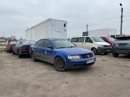 Синий Фольксваген Пассат, объемом двигателя 1.6 л и пробегом 300 тыс. км за 900 $, фото 1 на Automoto.ua