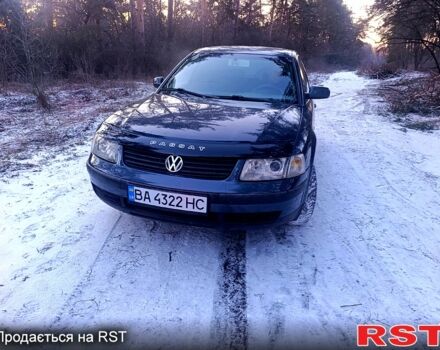 Синий Фольксваген Пассат, объемом двигателя 1.8 л и пробегом 370 тыс. км за 3500 $, фото 1 на Automoto.ua