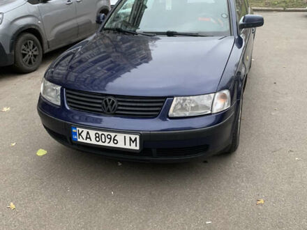 Синий Фольксваген Пассат, объемом двигателя 1.6 л и пробегом 300 тыс. км за 4000 $, фото 1 на Automoto.ua