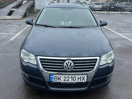 Синий Фольксваген Пассат, объемом двигателя 2 л и пробегом 328 тыс. км за 7100 $, фото 1 на Automoto.ua