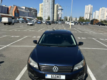 Синий Фольксваген Пассат, объемом двигателя 2.5 л и пробегом 200 тыс. км за 10000 $, фото 1 на Automoto.ua