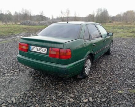 Зеленый Фольксваген Пассат, объемом двигателя 2 л и пробегом 275 тыс. км за 600 $, фото 2 на Automoto.ua