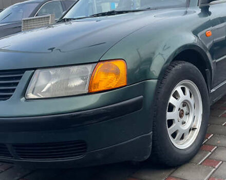 Зеленый Фольксваген Пассат, объемом двигателя 1.78 л и пробегом 296 тыс. км за 4100 $, фото 2 на Automoto.ua