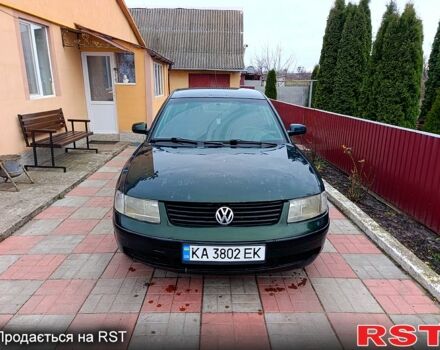 Зеленый Фольксваген Пассат, объемом двигателя 1.6 л и пробегом 270 тыс. км за 2200 $, фото 1 на Automoto.ua