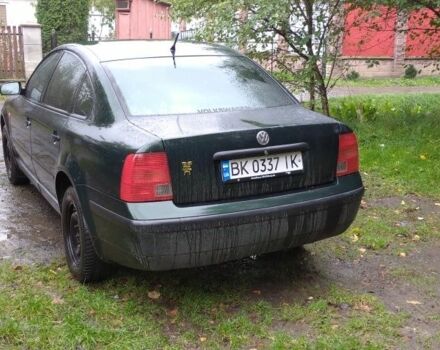 Зеленый Фольксваген Пассат, объемом двигателя 1.8 л и пробегом 432 тыс. км за 3400 $, фото 1 на Automoto.ua