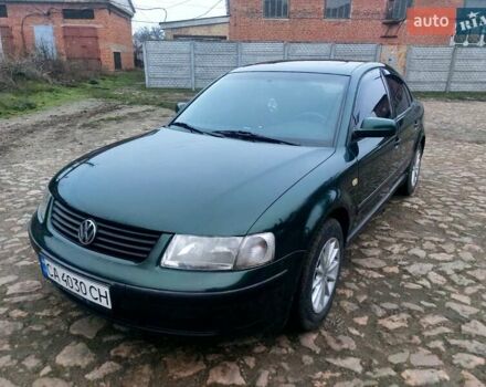 Зеленый Фольксваген Пассат, объемом двигателя 1.8 л и пробегом 298 тыс. км за 3500 $, фото 1 на Automoto.ua