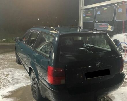 Зеленый Фольксваген Пассат, объемом двигателя 1.8 л и пробегом 420 тыс. км за 3200 $, фото 1 на Automoto.ua