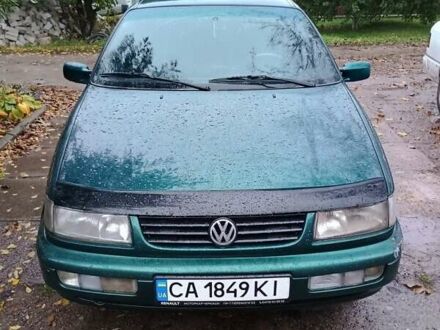 Зеленый Фольксваген Пассат, объемом двигателя 2 л и пробегом 300 тыс. км за 2500 $, фото 1 на Automoto.ua