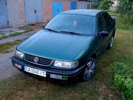 Зеленый Фольксваген Пассат, объемом двигателя 1.9 л и пробегом 345 тыс. км за 1800 $, фото 1 на Automoto.ua