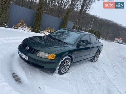 Зеленый Фольксваген Пассат, объемом двигателя 1.6 л и пробегом 300 тыс. км за 2399 $, фото 1 на Automoto.ua