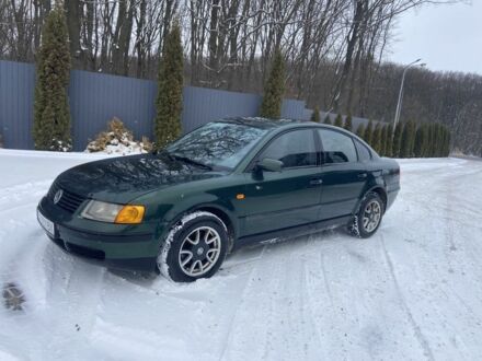 Зеленый Фольксваген Пассат, объемом двигателя 1.6 л и пробегом 300 тыс. км за 2399 $, фото 1 на Automoto.ua