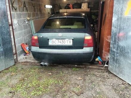 Зелений Фольксваген Пассат, об'ємом двигуна 1.8 л та пробігом 400 тис. км за 2700 $, фото 1 на Automoto.ua