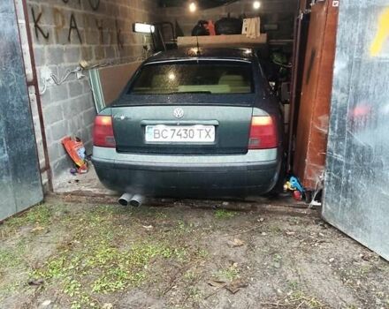 Зеленый Фольксваген Пассат, объемом двигателя 1.8 л и пробегом 400 тыс. км за 2700 $, фото 1 на Automoto.ua