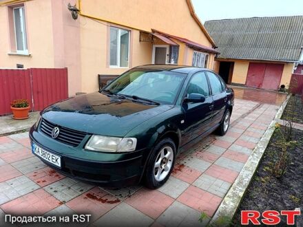 Зеленый Фольксваген Пассат, объемом двигателя 1.6 л и пробегом 270 тыс. км за 2200 $, фото 1 на Automoto.ua