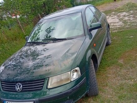 Зеленый Фольксваген Пассат, объемом двигателя 1.6 л и пробегом 200 тыс. км за 3300 $, фото 1 на Automoto.ua