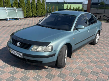 Зеленый Фольксваген Пассат, объемом двигателя 1.6 л и пробегом 320 тыс. км за 4300 $, фото 1 на Automoto.ua