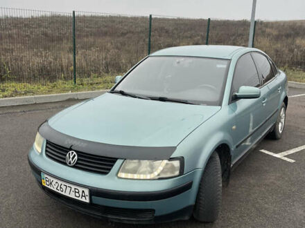 Зеленый Фольксваген Пассат, объемом двигателя 1.6 л и пробегом 320 тыс. км за 3800 $, фото 1 на Automoto.ua