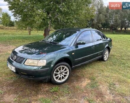 Зеленый Фольксваген Пассат, объемом двигателя 1.6 л и пробегом 320 тыс. км за 3000 $, фото 1 на Automoto.ua