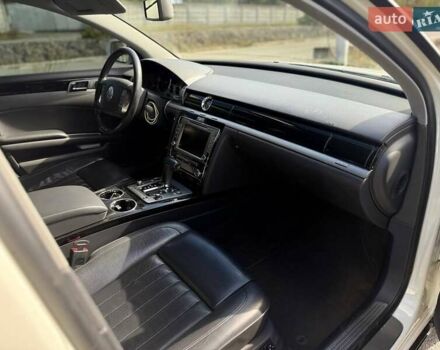 Фольксваген Фаетон 2009 в Малине на Automoto.ua Белый Фольксваген Фаетон, объемом двигателя 2.97 л и пробегом 300 тыс. км за 11900 $, фото 3 на Automoto.ua