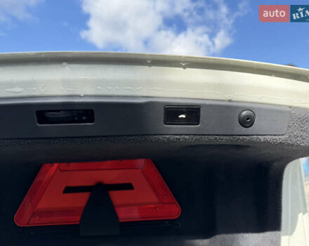 Фольксваген Фаетон 2013 в Львове на Automoto.ua Белый Фольксваген Фаетон, объемом двигателя 2.97 л и пробегом 245 тыс. км за 15950 $, фото 7 на Automoto.ua