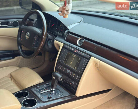 Чорний Фольксваген Фаєтон, об'ємом двигуна 5 л та пробігом 272 тис. км за 6700 $, фото 41 на Automoto.ua